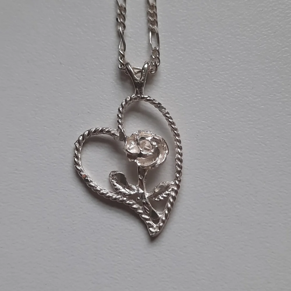 Sterling silver heart and rose pendant with sterling chain - Picture 5 of 9